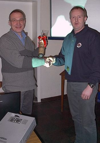 ...Guido Sievert �berreichte auch Wolfgang Obermann dem bisherigen Pressewart zur Verabschiedung eine Flasche mit "besonders gebranntem Inhalt" und dem aufgedruckten Namen des Geehrten.