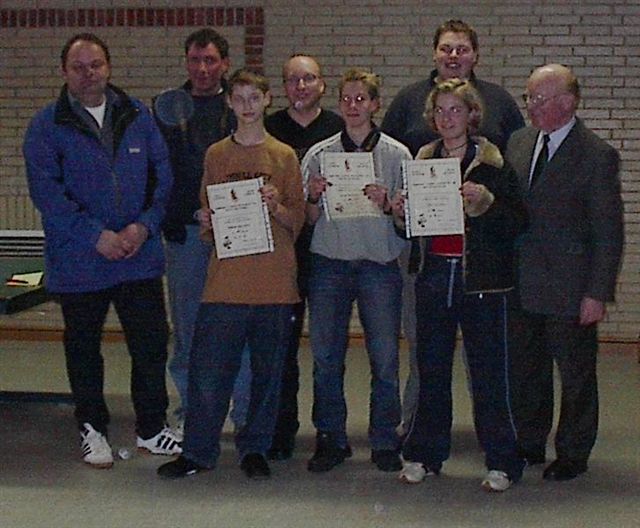 Hier die gl�cklichen Gewinner mit stellv. B�rgermeister, Gemeindebrandmeister und alten und neuen Jugendwarten