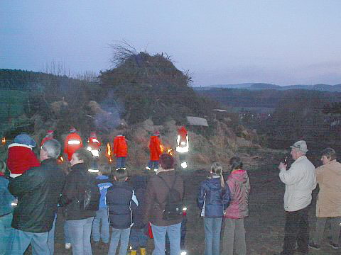 Das Osterfeuer auf dem M�hlenberg wird angez�ndet